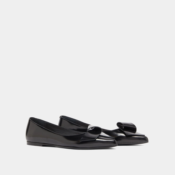 Ballet flats with pointed toes in black glazed leather | DEMO