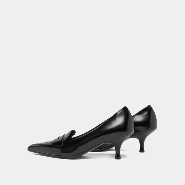 Pumps with pointed toes in black glazed leather | DOLTO