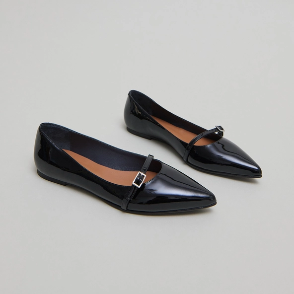 Ballet flats with adjustable buckles in black patent | DOMEN