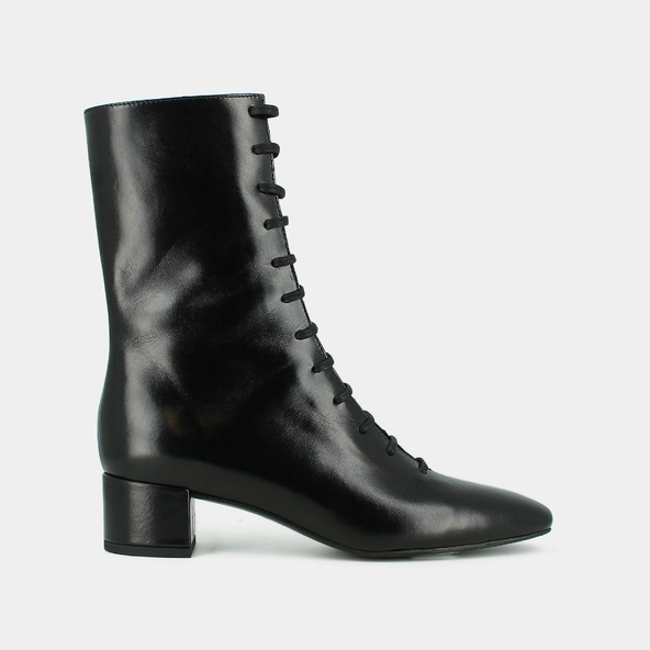 Ankle boots with laces in black distressed leather | DOXA