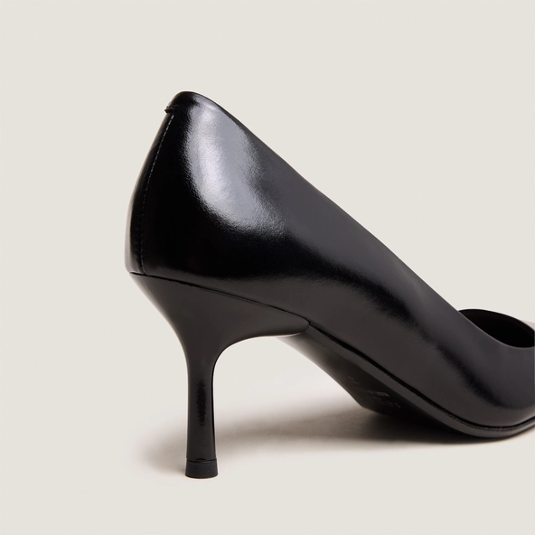 Pointed-toe pumps in black leather | DUNDEE