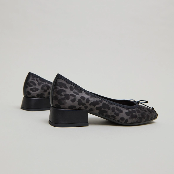 Ballet flats with small heels in gray leopard | DYBIL