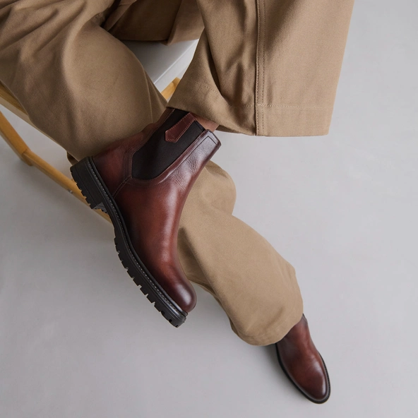 Low boots with notched soles and elastic in cognac patinated leather | CANDIDE