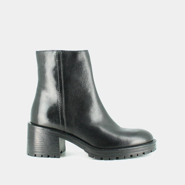 Lowboots with heels in black leather | CECILIA