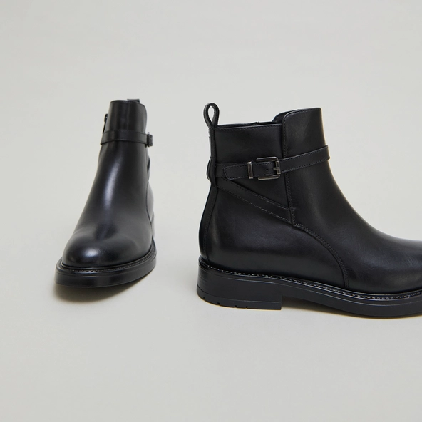 Lowboots with buckles in black leather | CLEA