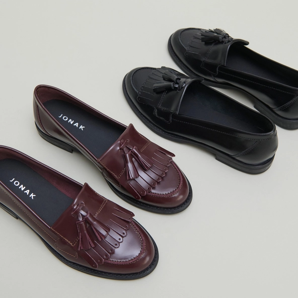 Tassel loafers in black glazed leather | NELLE